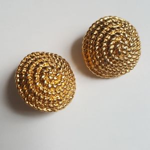 VTG, Gold toned round clip earrings